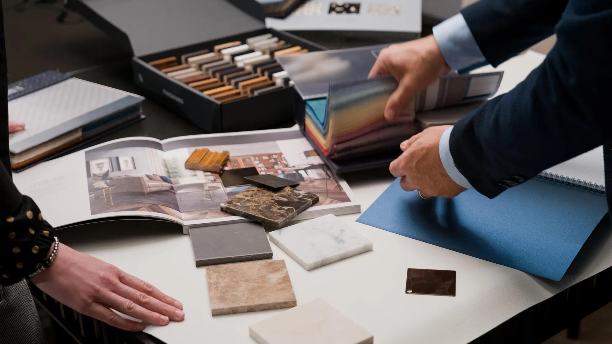 Scelta del tessuto per il rivestimento di un divano personalizzato e finiture da campioni di legno per un tavolo personalizzato